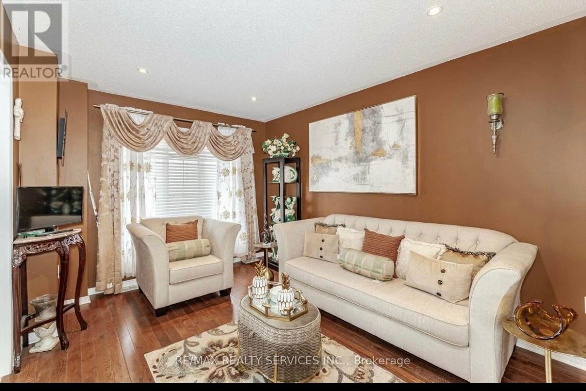 31 Quailvalley Drive, Brampton, Ontario  L6R 0N4 - Photo 4 - W12438833