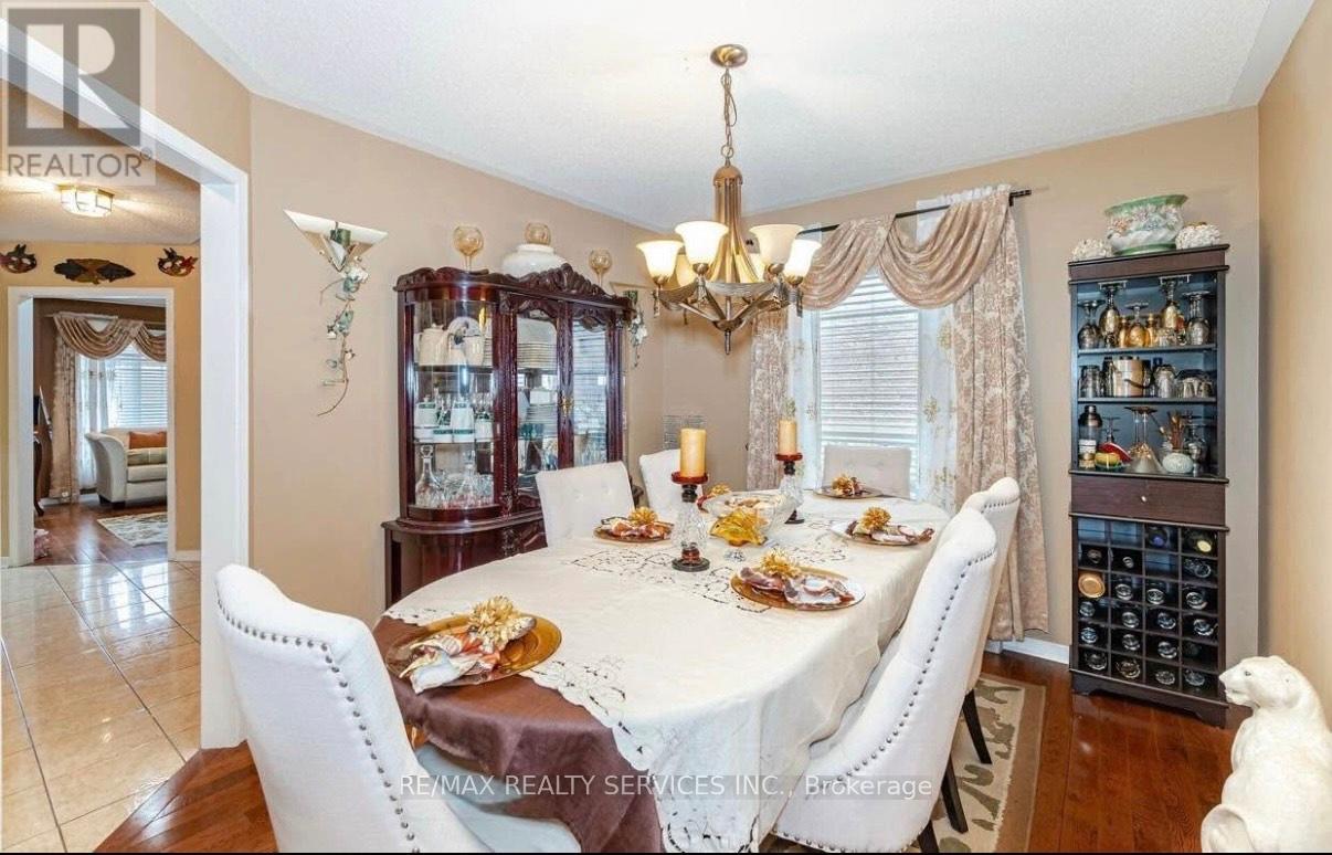 31 Quailvalley Drive, Brampton, Ontario  L6R 0N4 - Photo 5 - W12438833