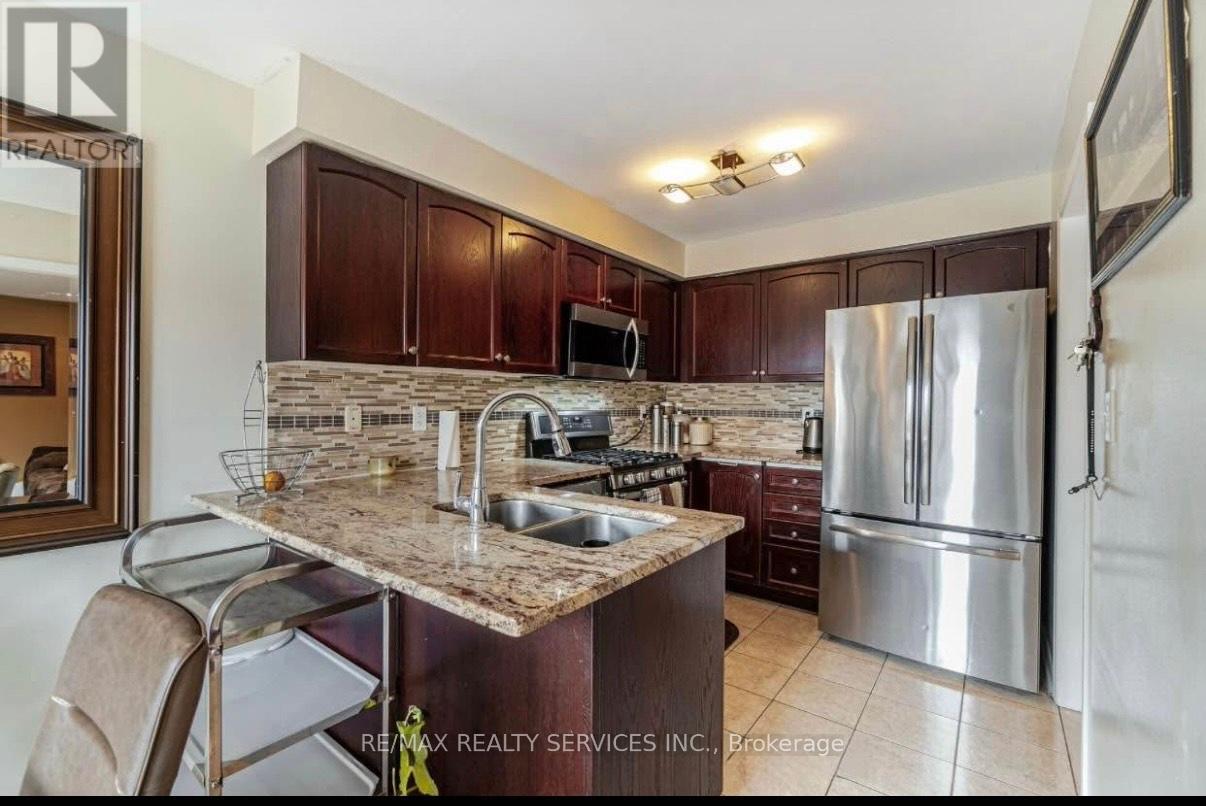 31 Quailvalley Drive, Brampton, Ontario  L6R 0N4 - Photo 6 - W12438833