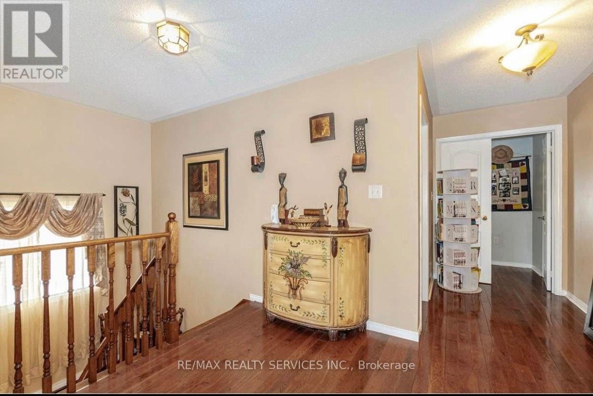 31 Quailvalley Drive, Brampton, Ontario  L6R 0N4 - Photo 7 - W12438833