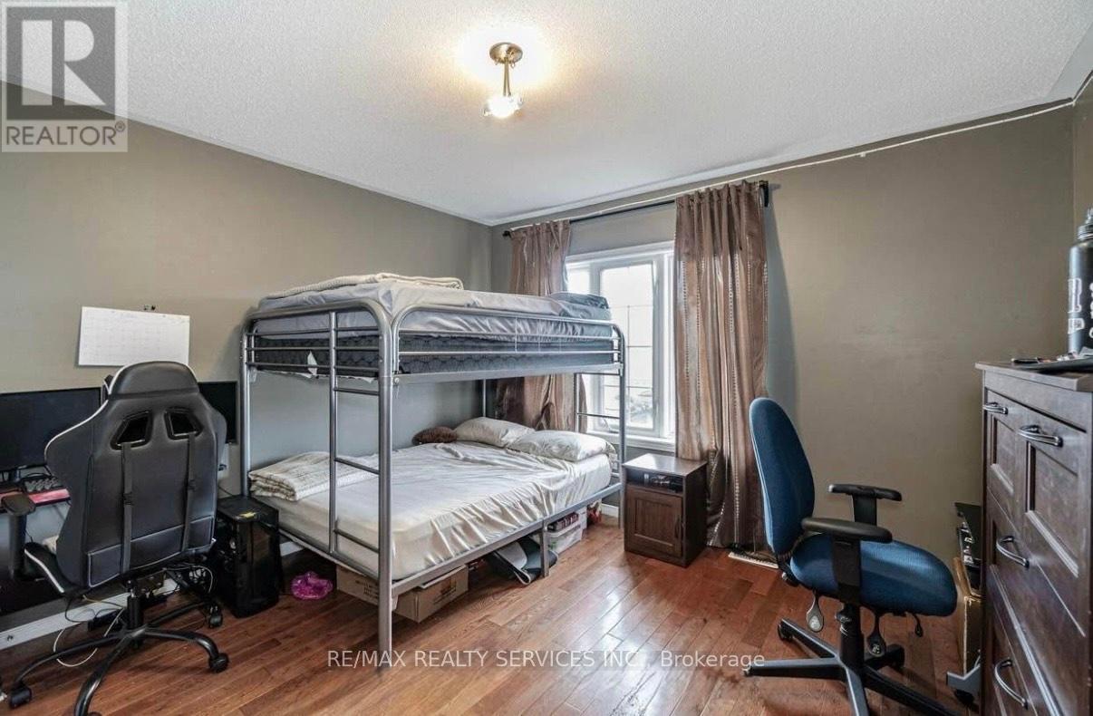 31 Quailvalley Drive, Brampton, Ontario  L6R 0N4 - Photo 8 - W12438833