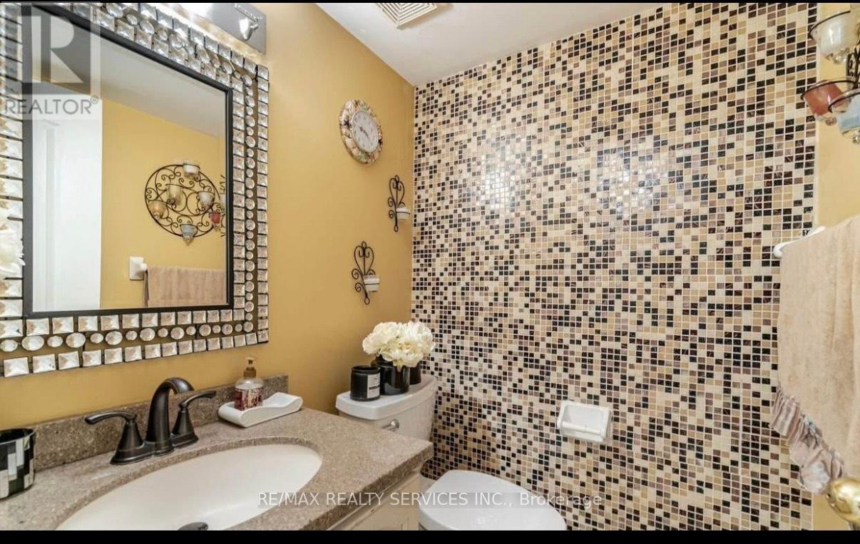 31 Quailvalley Drive, Brampton, Ontario  L6R 0N4 - Photo 9 - W12438833