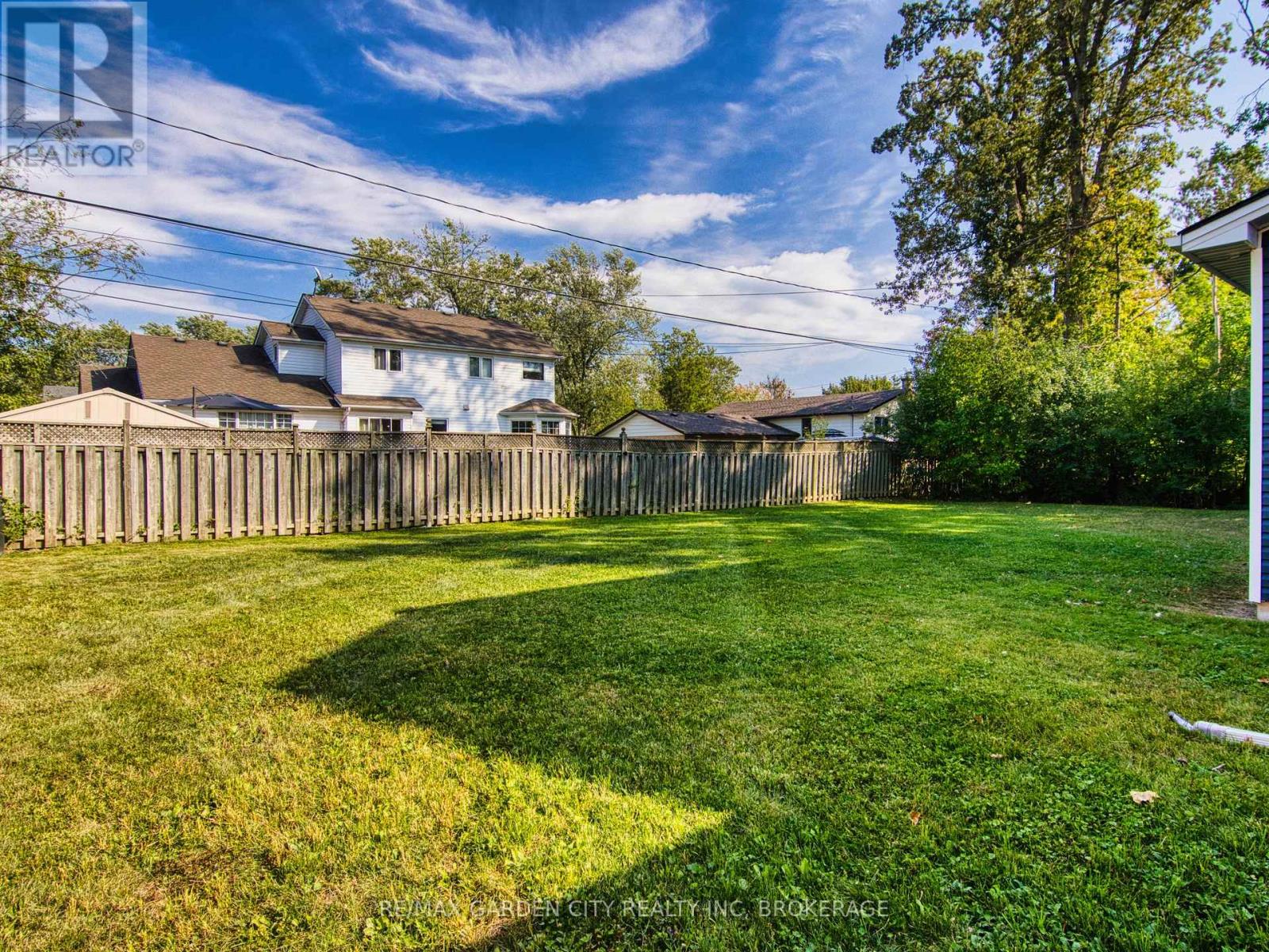686 Lakeview Road, Fort Erie, Ontario  L2A 4X1 - Photo 4 - X12429189