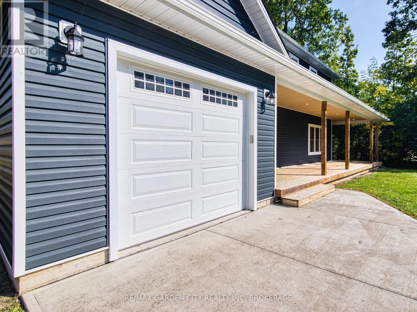 686 Lakeview Road, Fort Erie, Ontario  L2A 4X1 - Photo 5 - X12429189