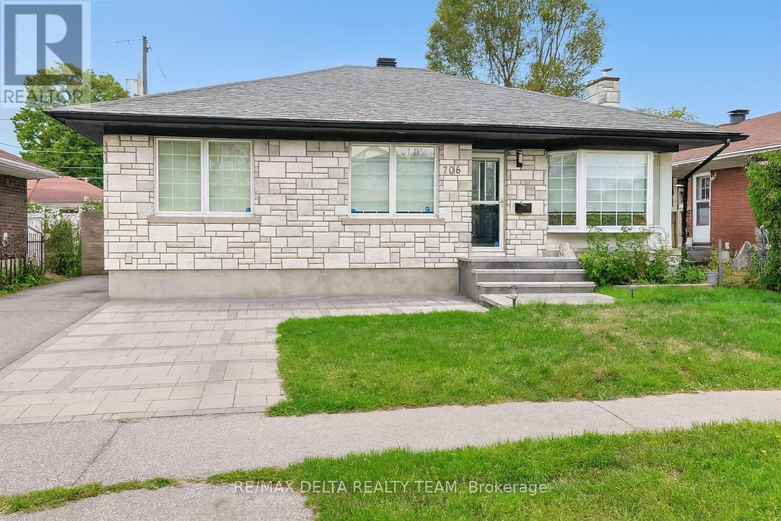 706 SMYTH ROAD, Ottawa, Ontario
