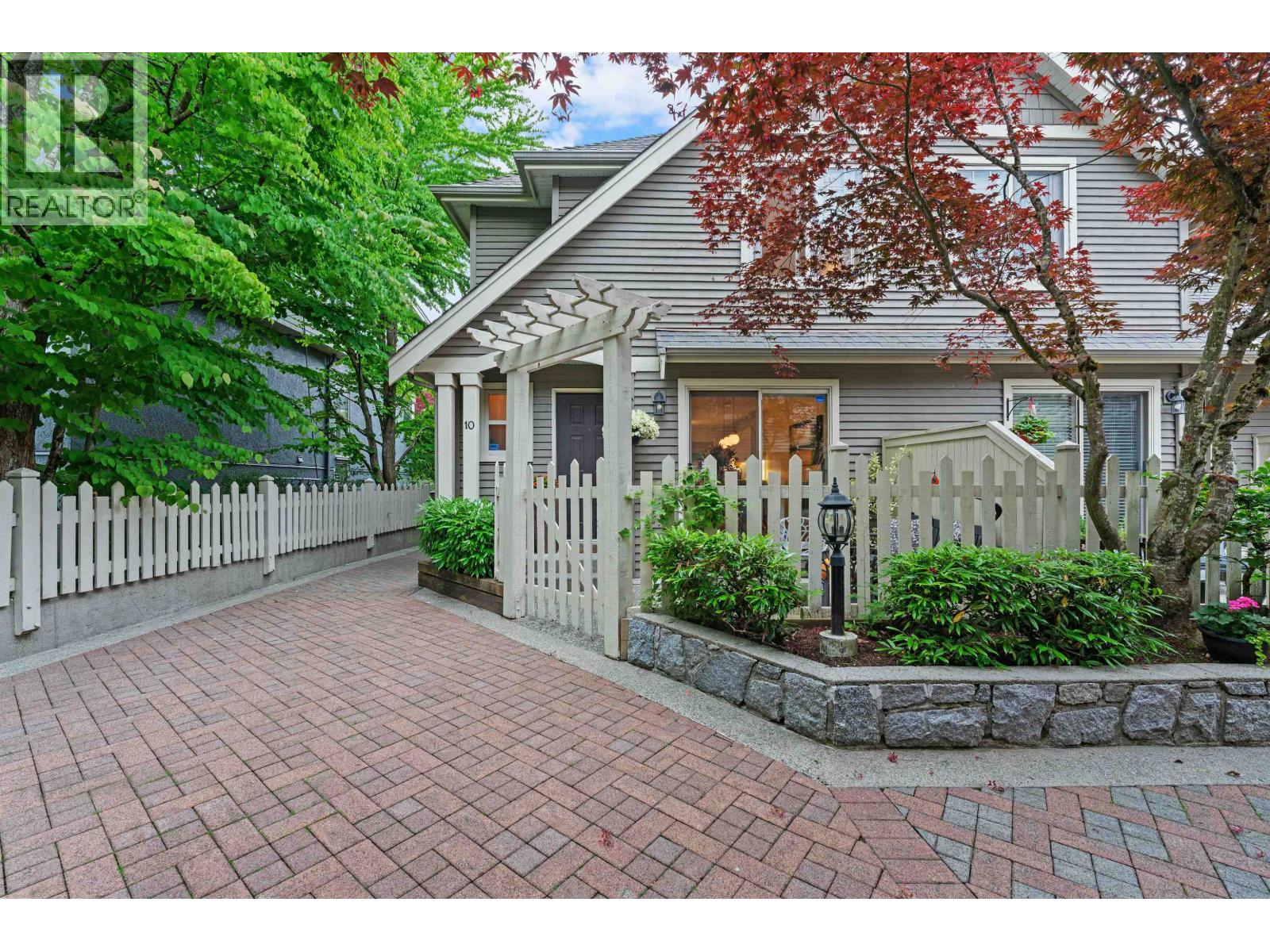 10 222 E 5TH STREET, North Vancouver, British Columbia