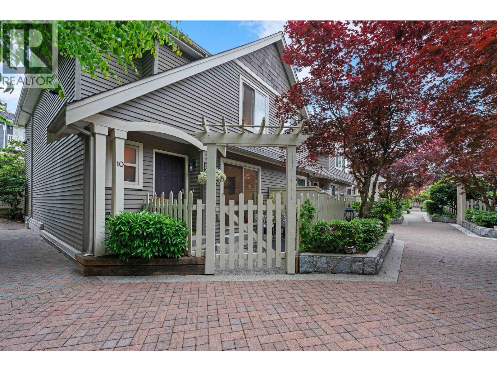 10 222 E 5th Street, North Vancouver, British Columbia  V7L 1L7 - Photo 2 - R3054401