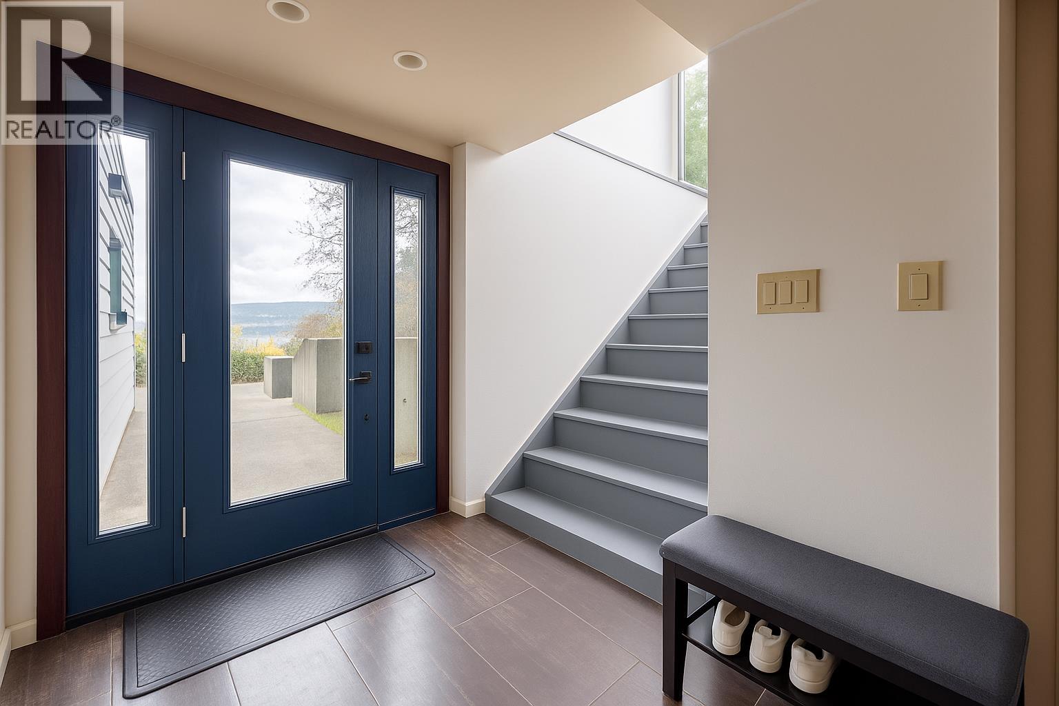 873 Baycrest Drive, North Vancouver, British Columbia  V7G 1N7 - Photo 3 - R3054307