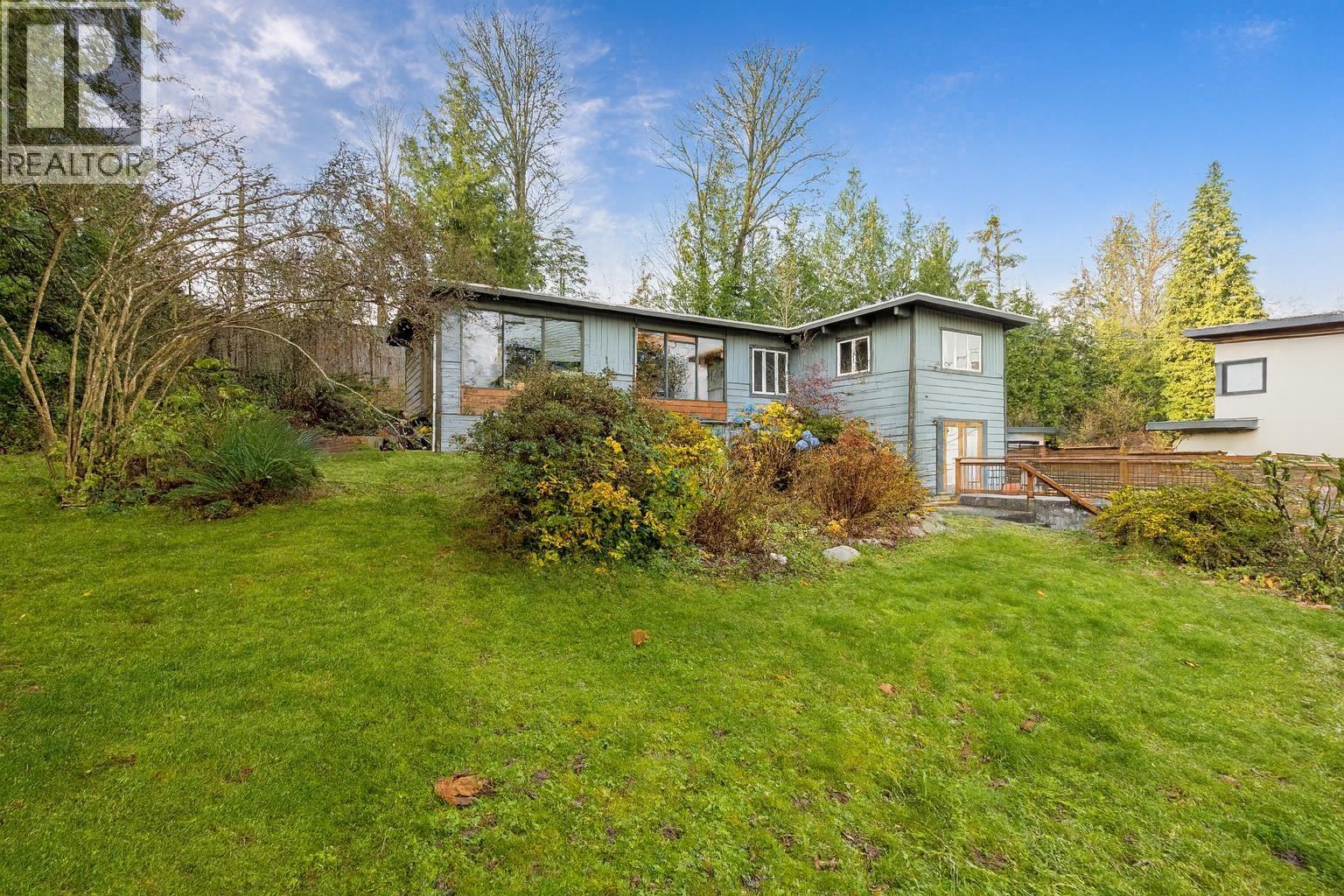 873 Baycrest Drive, North Vancouver, British Columbia  V7G 1N7 - Photo 2 - R3054307