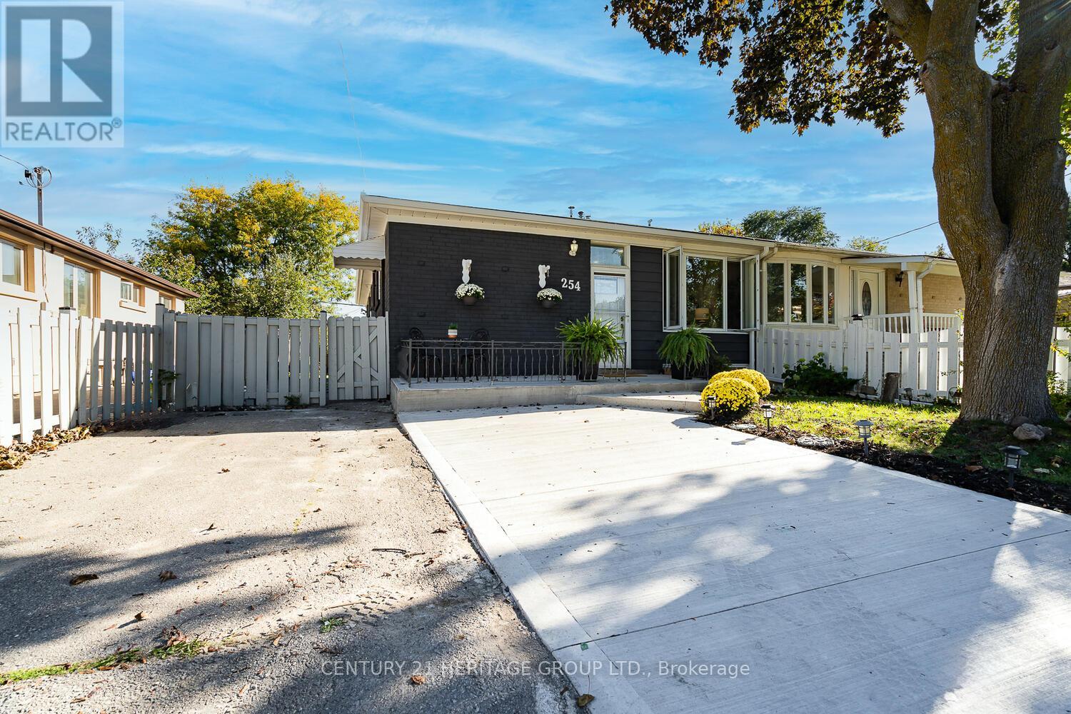 254 Demaine Crescent, Richmond Hill, Ontario  L4C 2W5 - Photo 2 - N12438865