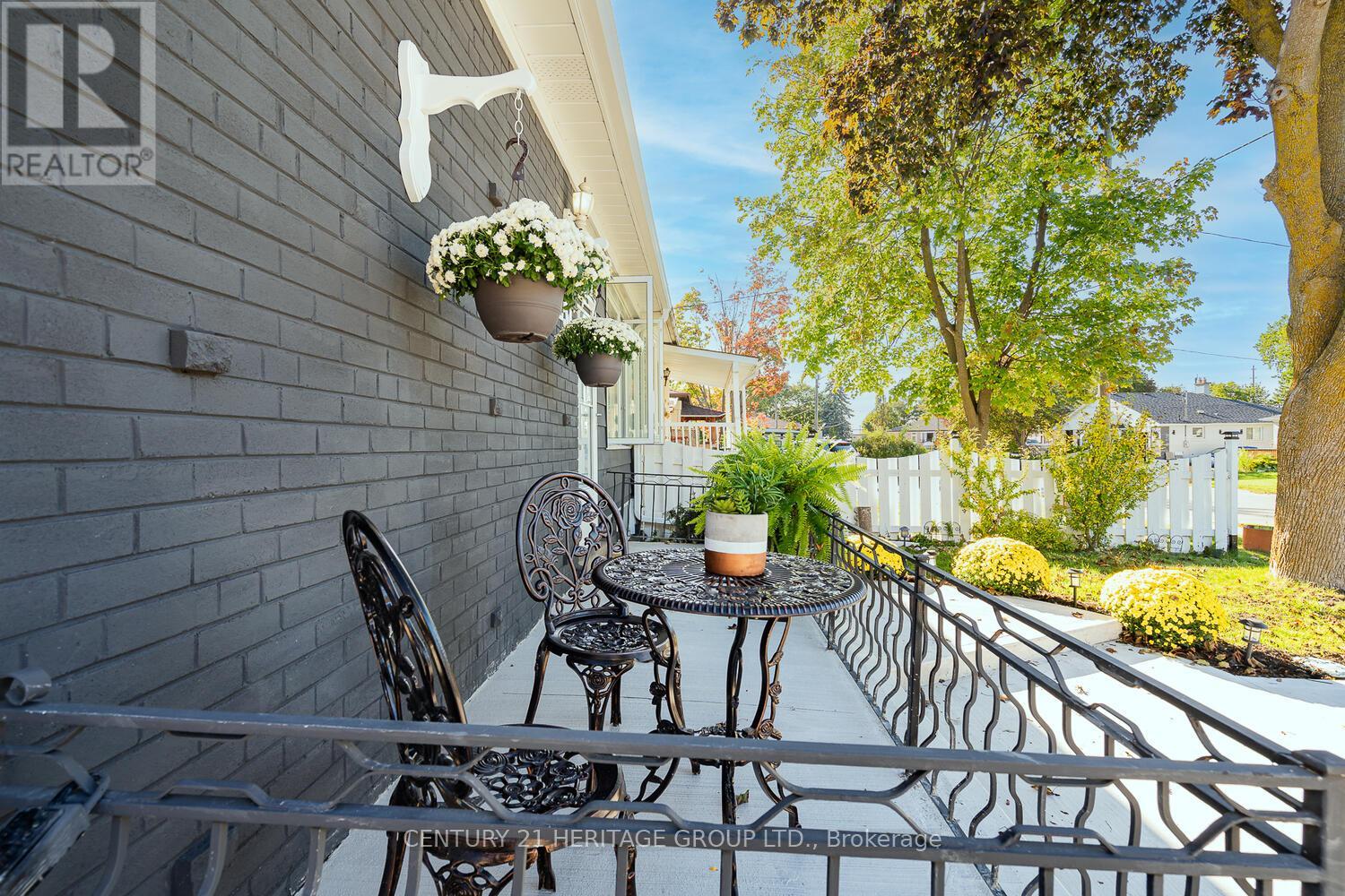 254 Demaine Crescent, Richmond Hill, Ontario  L4C 2W5 - Photo 6 - N12438865