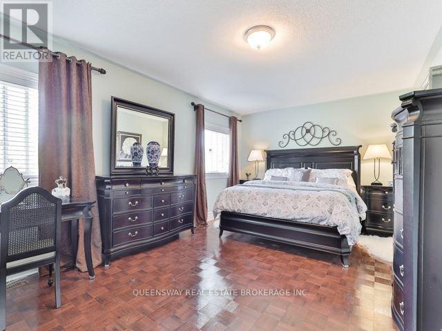19 Petermann Street, Aurora, Ontario  L4G 7W9 - Photo 12 - N12438879