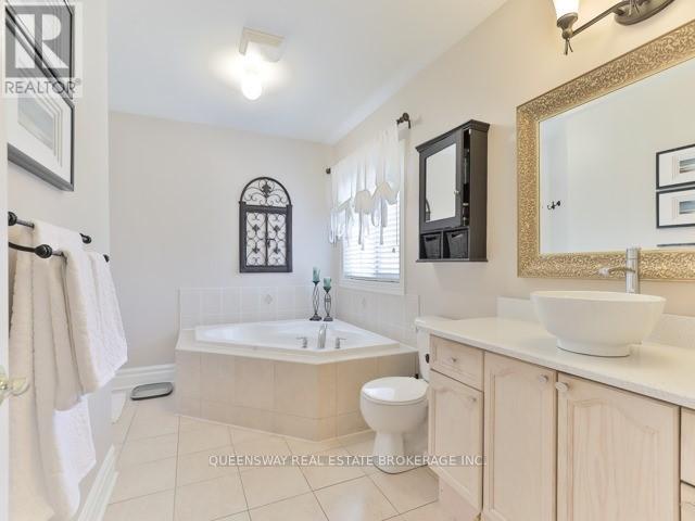 19 Petermann Street, Aurora, Ontario  L4G 7W9 - Photo 13 - N12438879