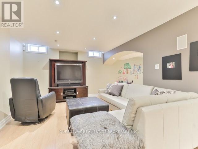 19 Petermann Street, Aurora, Ontario  L4G 7W9 - Photo 17 - N12438879