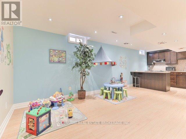 19 Petermann Street, Aurora, Ontario  L4G 7W9 - Photo 18 - N12438879
