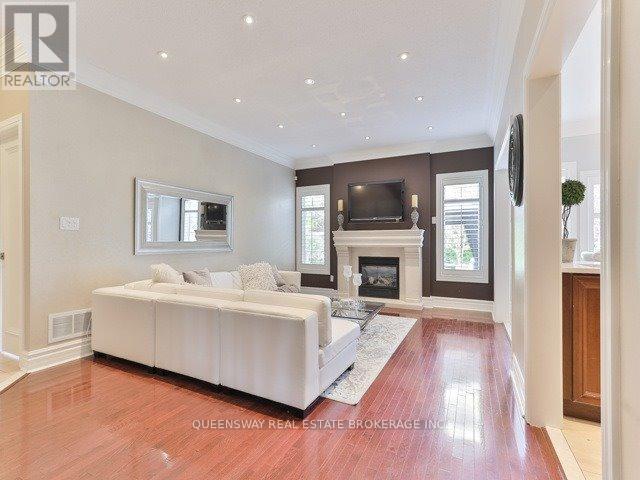19 Petermann Street, Aurora, Ontario  L4G 7W9 - Photo 6 - N12438879
