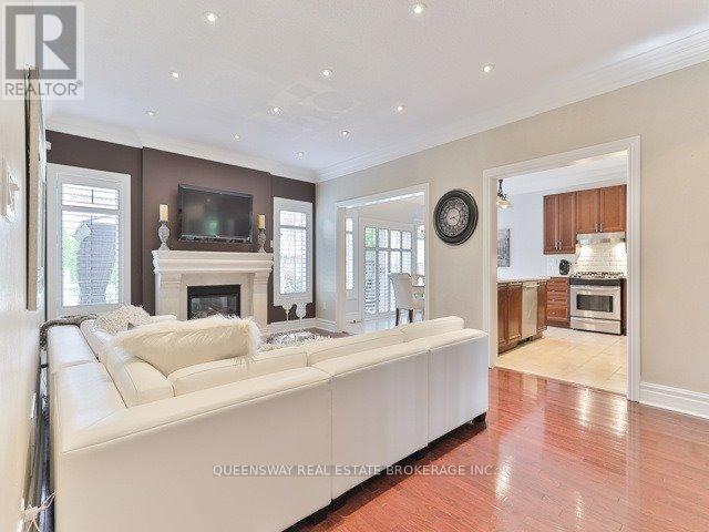 19 Petermann Street, Aurora, Ontario  L4G 7W9 - Photo 7 - N12438879
