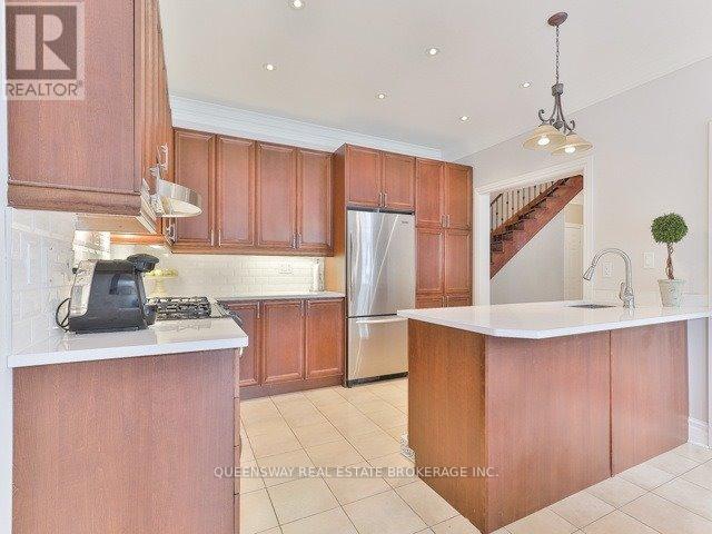 19 Petermann Street, Aurora, Ontario  L4G 7W9 - Photo 9 - N12438879