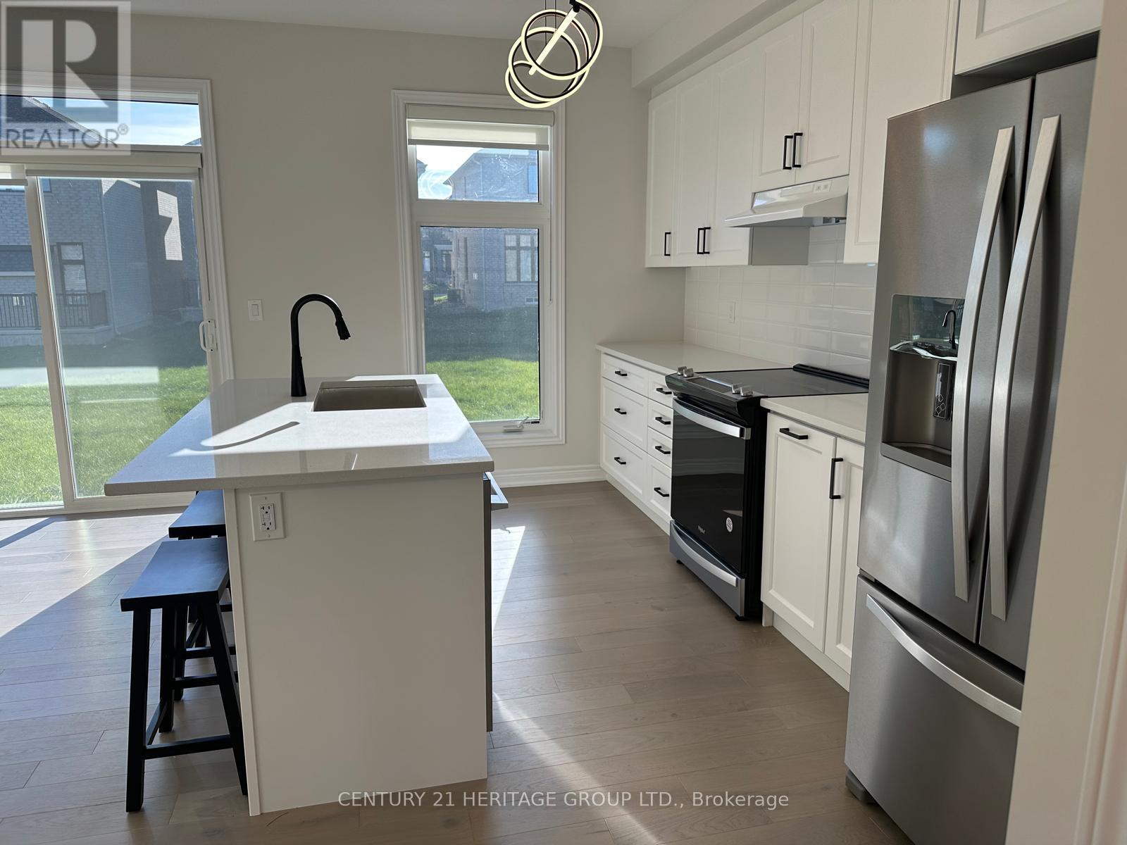 12 Sam Battaglia Crescent, Georgina, Ontario  L0E 1R0 - Photo 2 - N12438891
