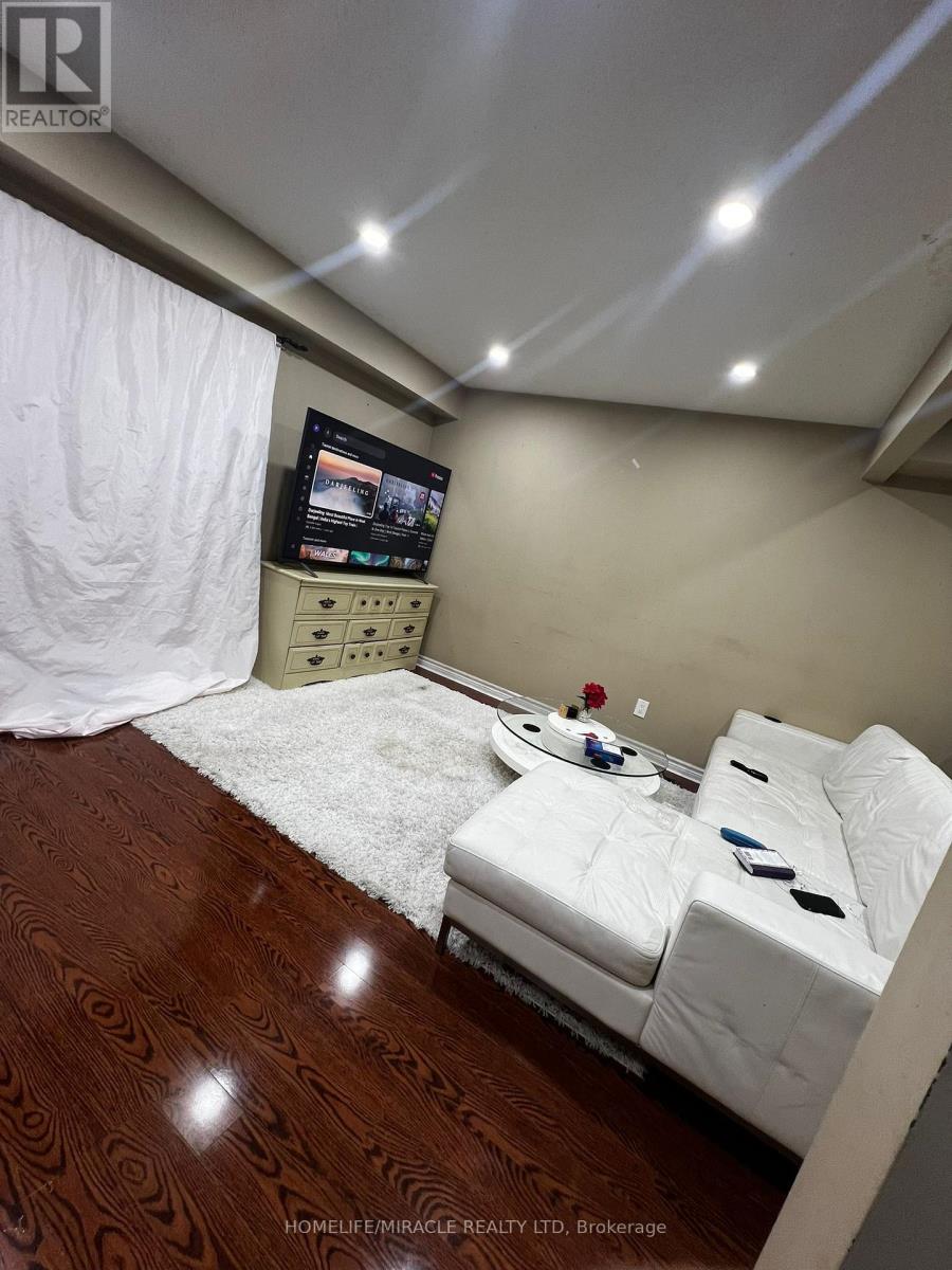 107 Jacob Fisher Drive, Toronto, Ontario  M1B 4L9 - Photo 4 - E12438926
