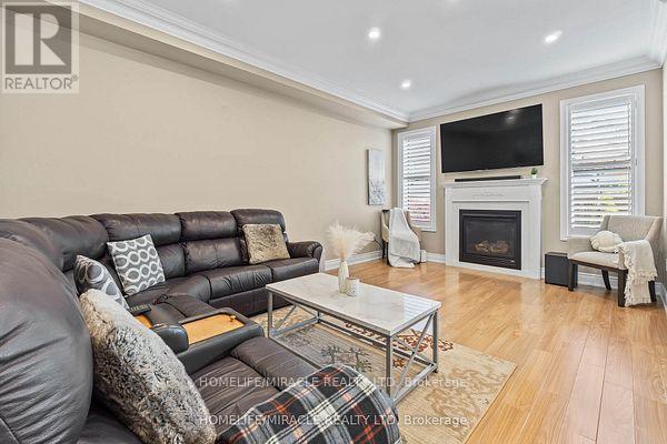 32 Albert Roffey Crescent, Markham, Ontario  L6B 0H1 - Photo 17 - N12438901