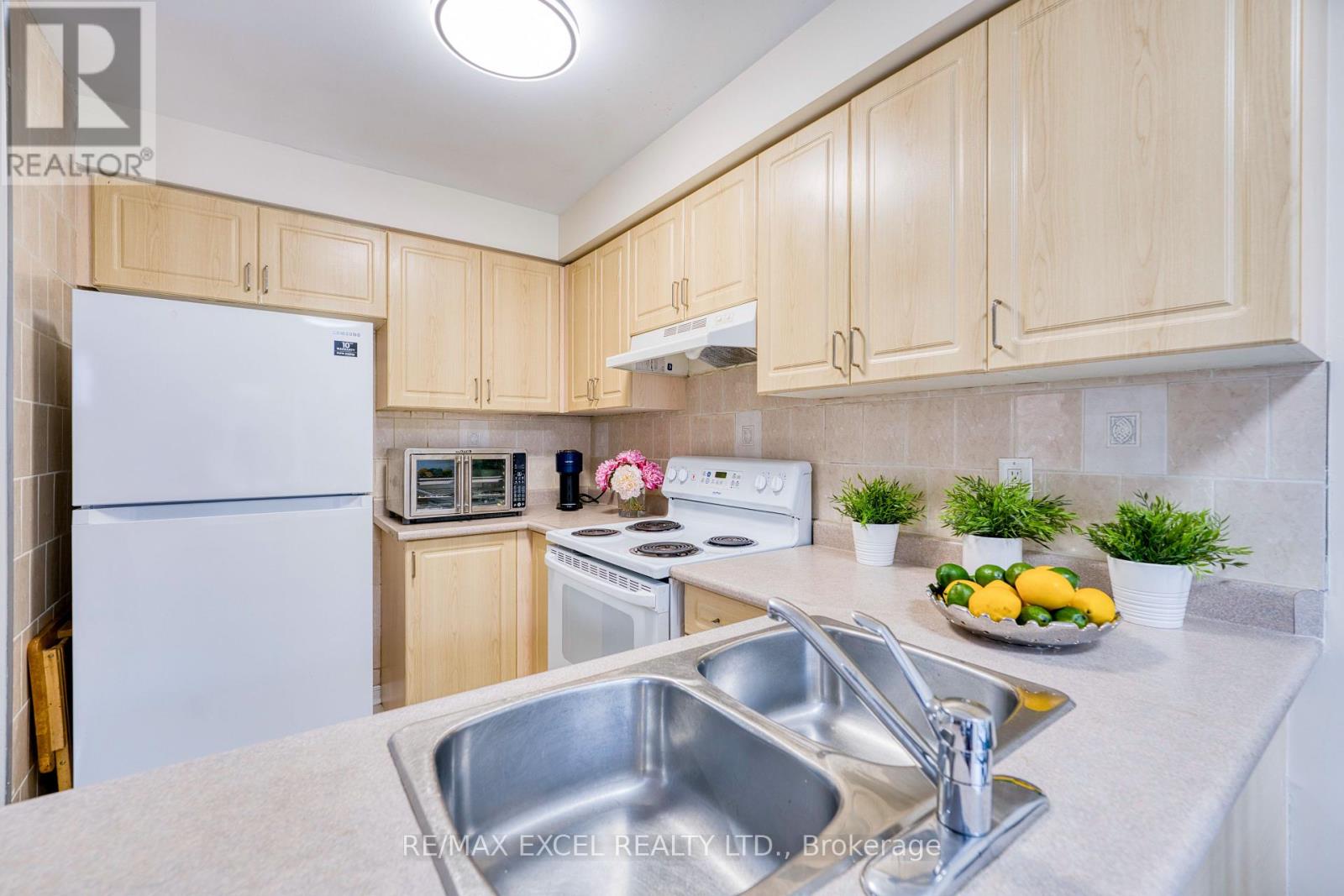 5909 Churchill Meadows Boulevard, Mississauga, Ontario  L5M 6Y2 - Photo 7 - W12438898