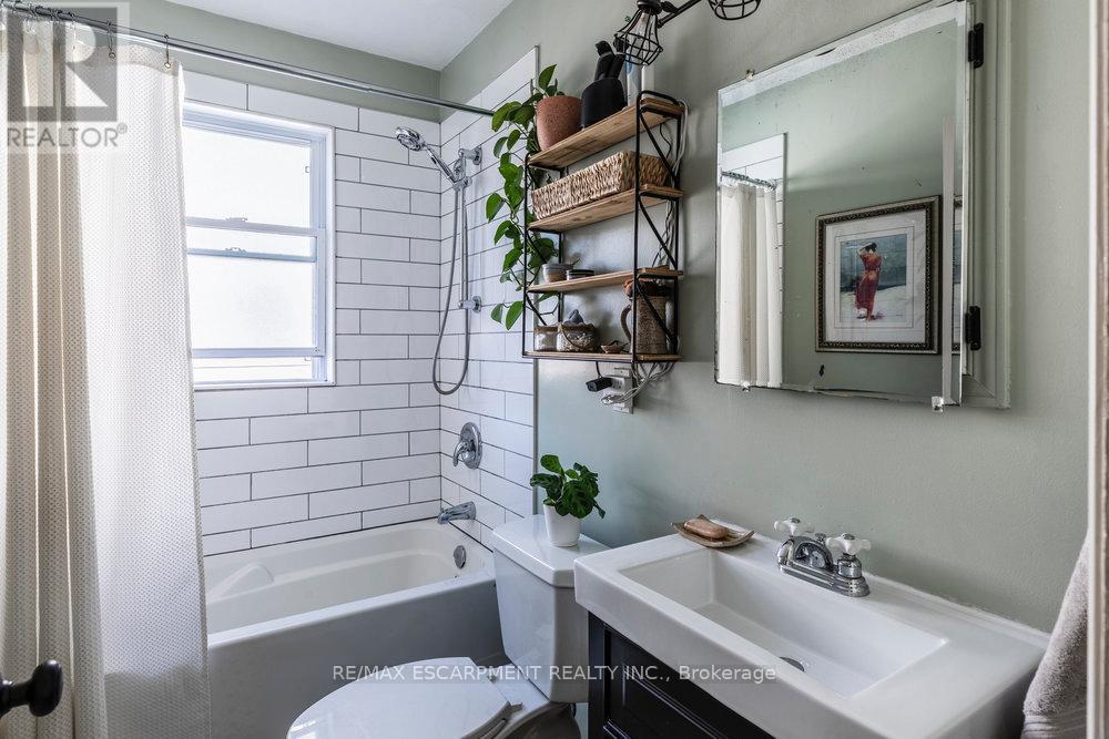 80 East 39th Street, Hamilton, Ontario  L8V 4H3 - Photo 11 - X12438939