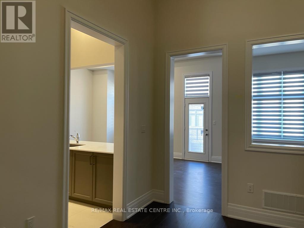Upper - 43 Hallaran Road, Oakville, Ontario  L6H 0Z8 - Photo 10 - W12435681