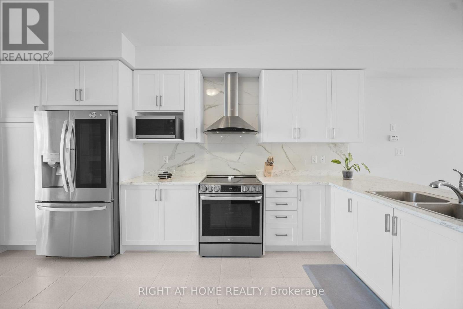 55 Delano Way, Newmarket, Ontario  L3X 0L4 - Photo 11 - N12438967