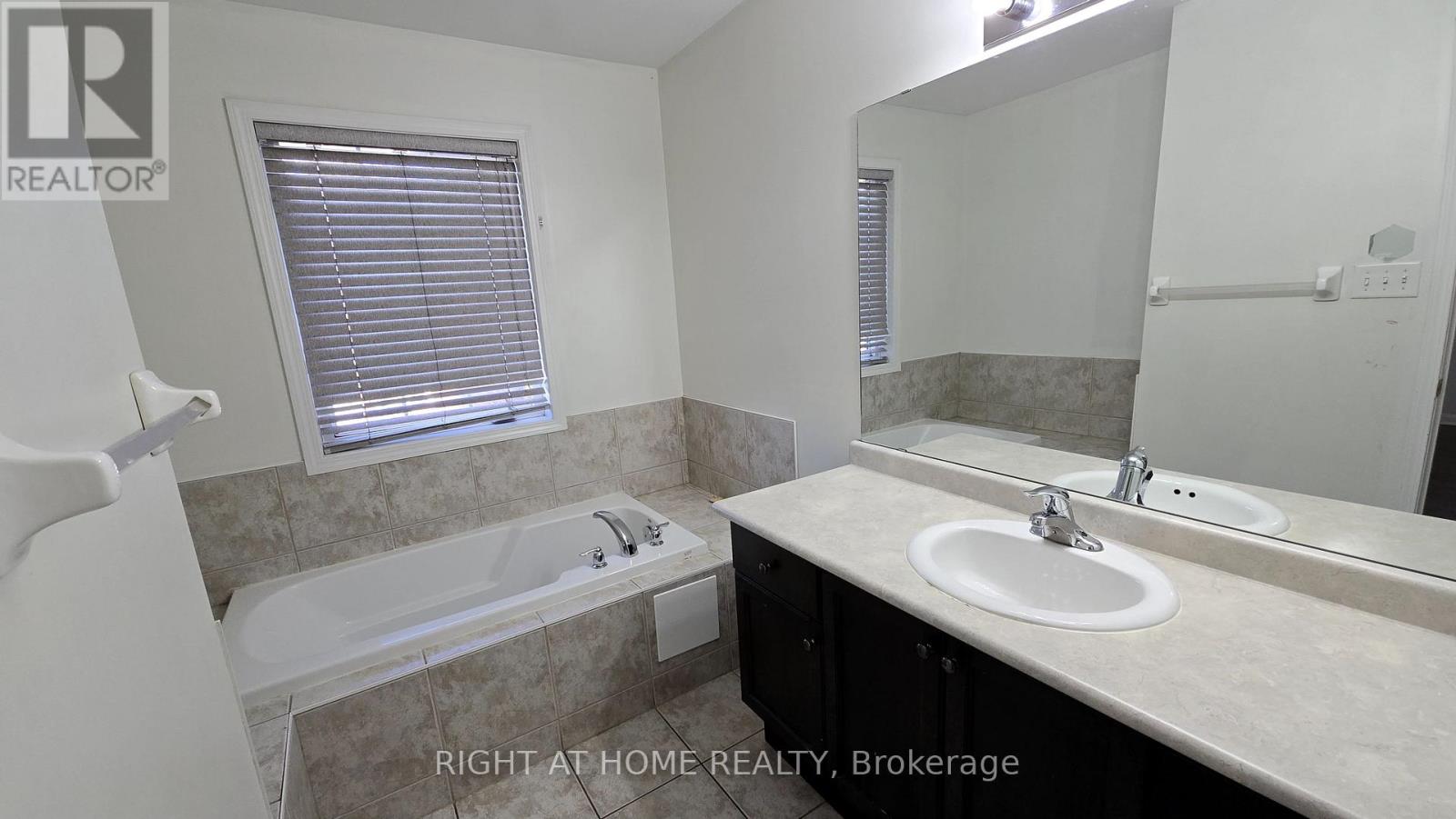 2438 Shadow Court, Oakville, Ontario  L6M 5G6 - Photo 20 - W12370301