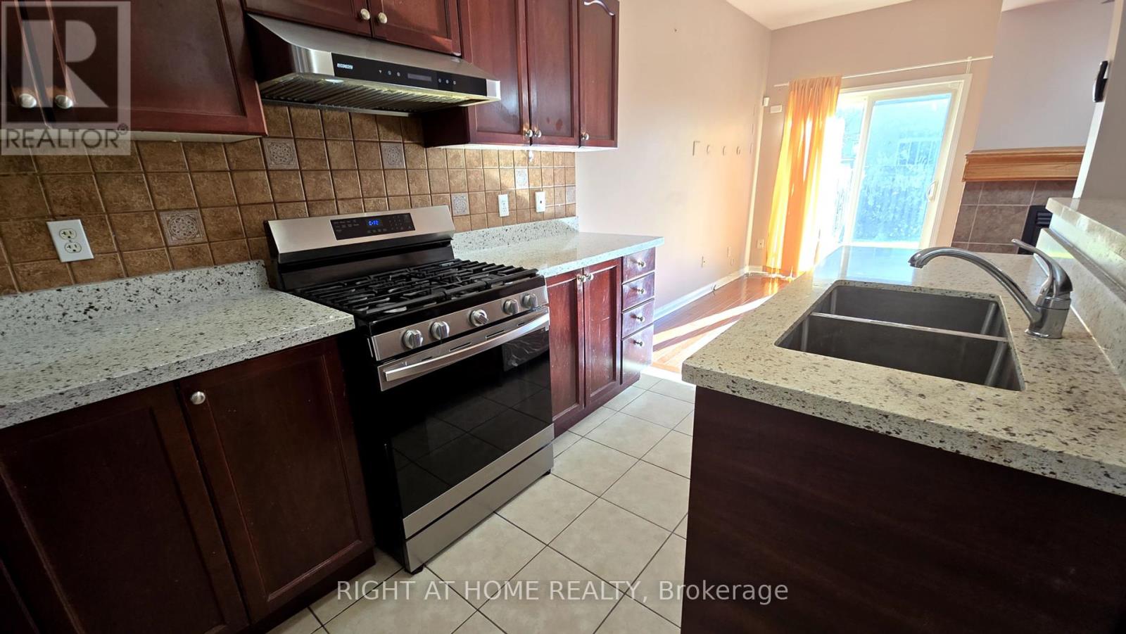 2438 Shadow Court, Oakville, Ontario  L6M 5G6 - Photo 13 - W12370301