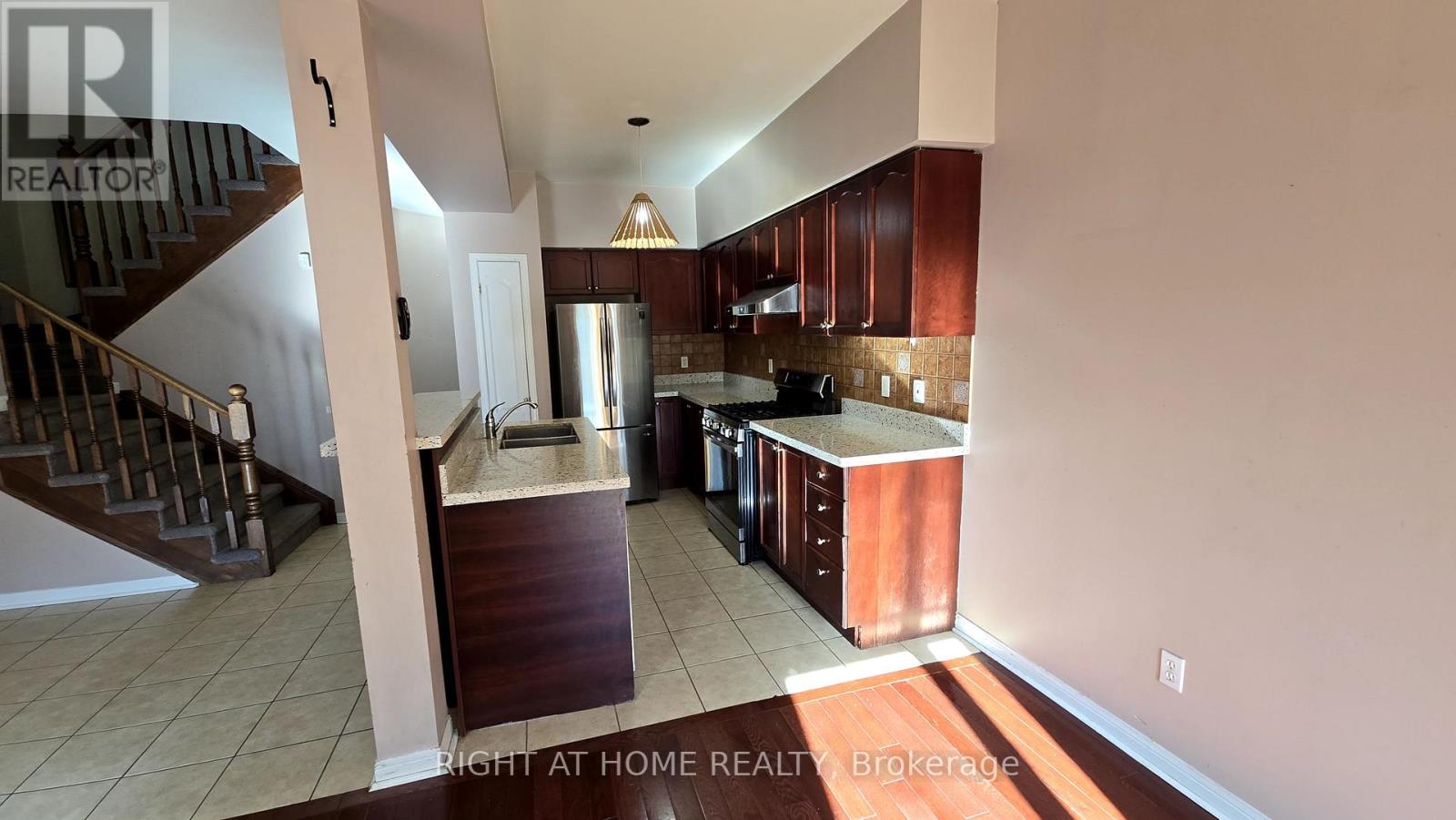 2438 Shadow Court, Oakville, Ontario  L6M 5G6 - Photo 9 - W12370301