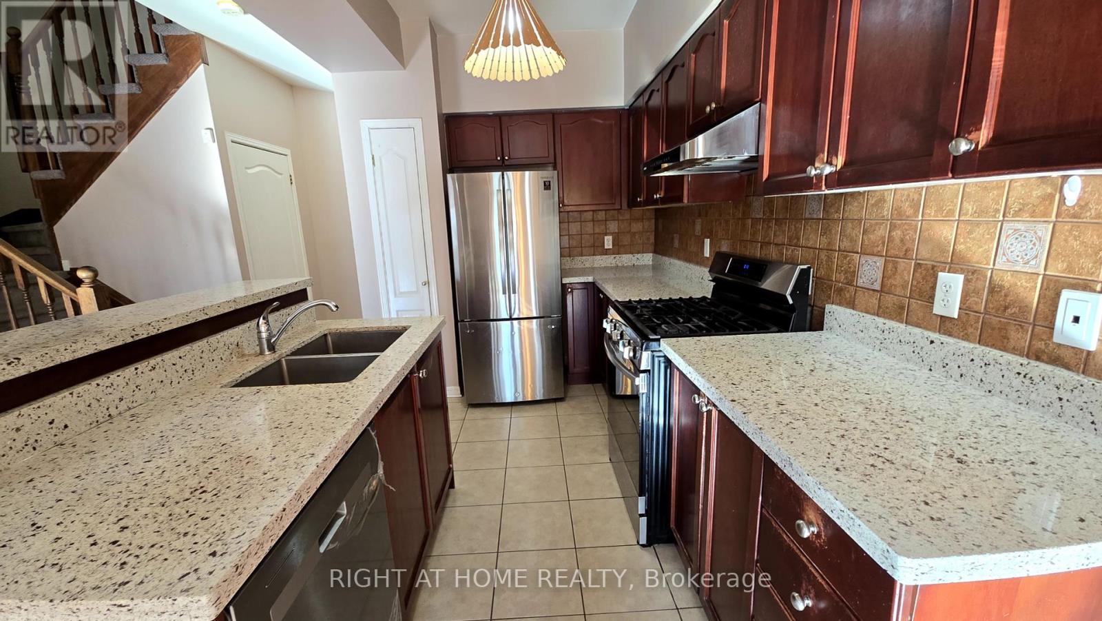 2438 Shadow Court, Oakville, Ontario  L6M 5G6 - Photo 14 - W12370301