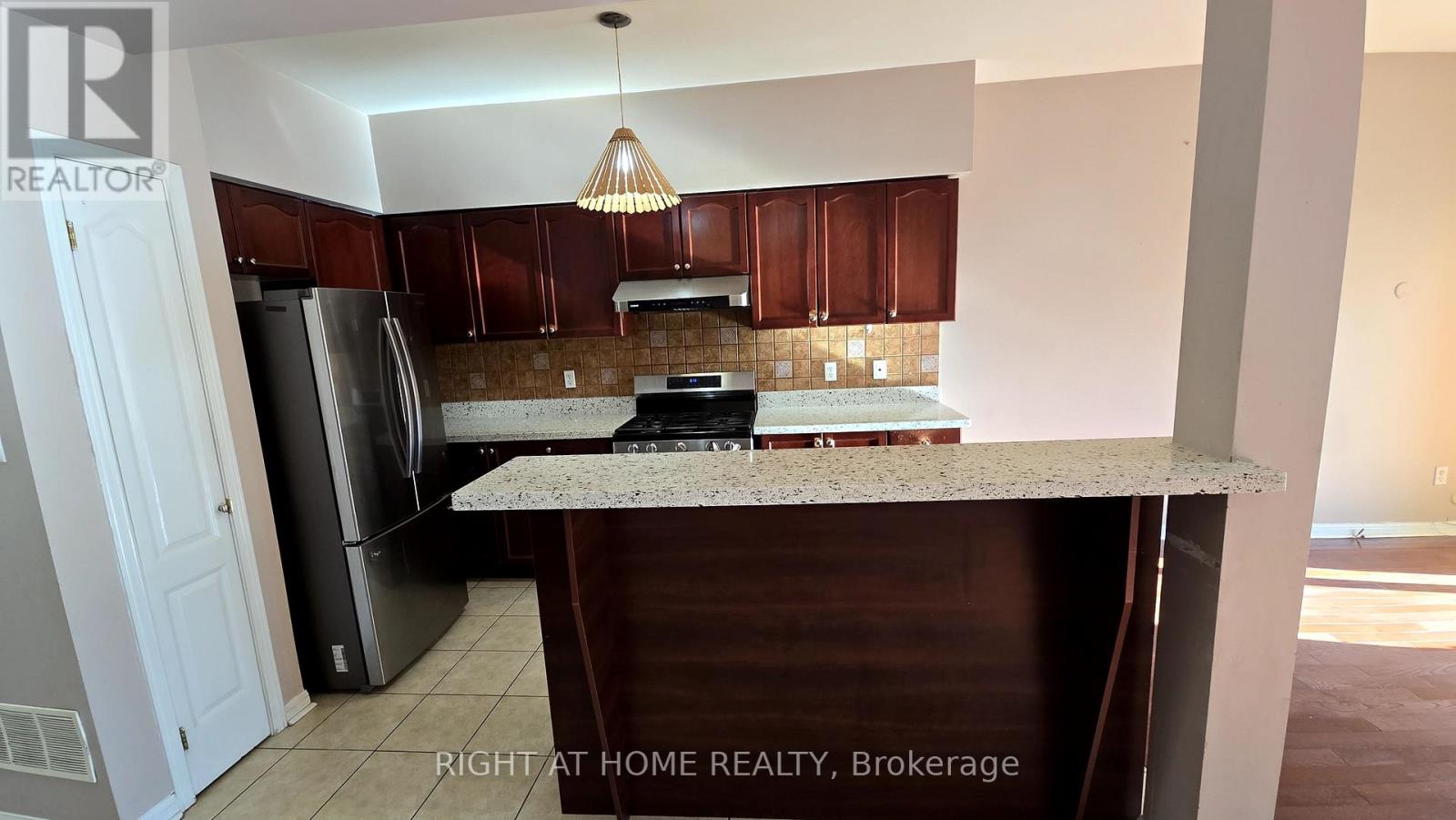 2438 Shadow Court, Oakville, Ontario  L6M 5G6 - Photo 6 - W12370301