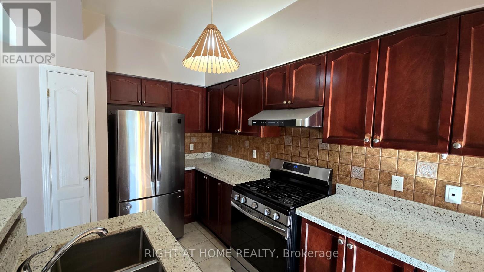 2438 Shadow Court, Oakville, Ontario  L6M 5G6 - Photo 15 - W12370301