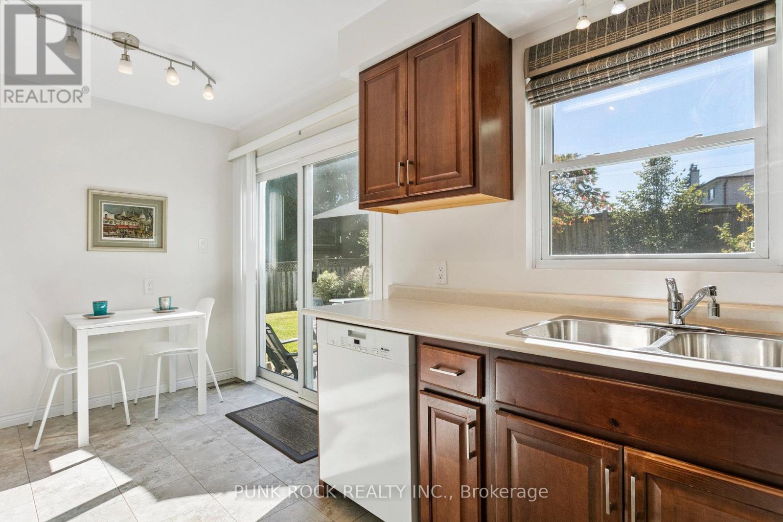 4161 Claypine Rise, Mississauga (Rathwood), Ontario  L4W 2G5 - Photo 20 - W12438989