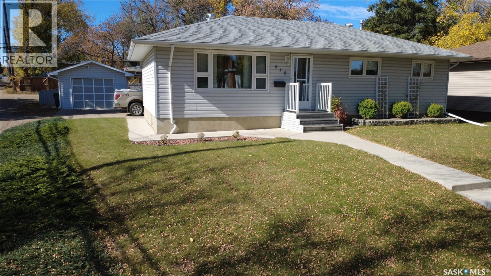 810 11th Avenue Ne, Swift Current, Saskatchewan  S9H 2V4 - Photo 1 - SK019852