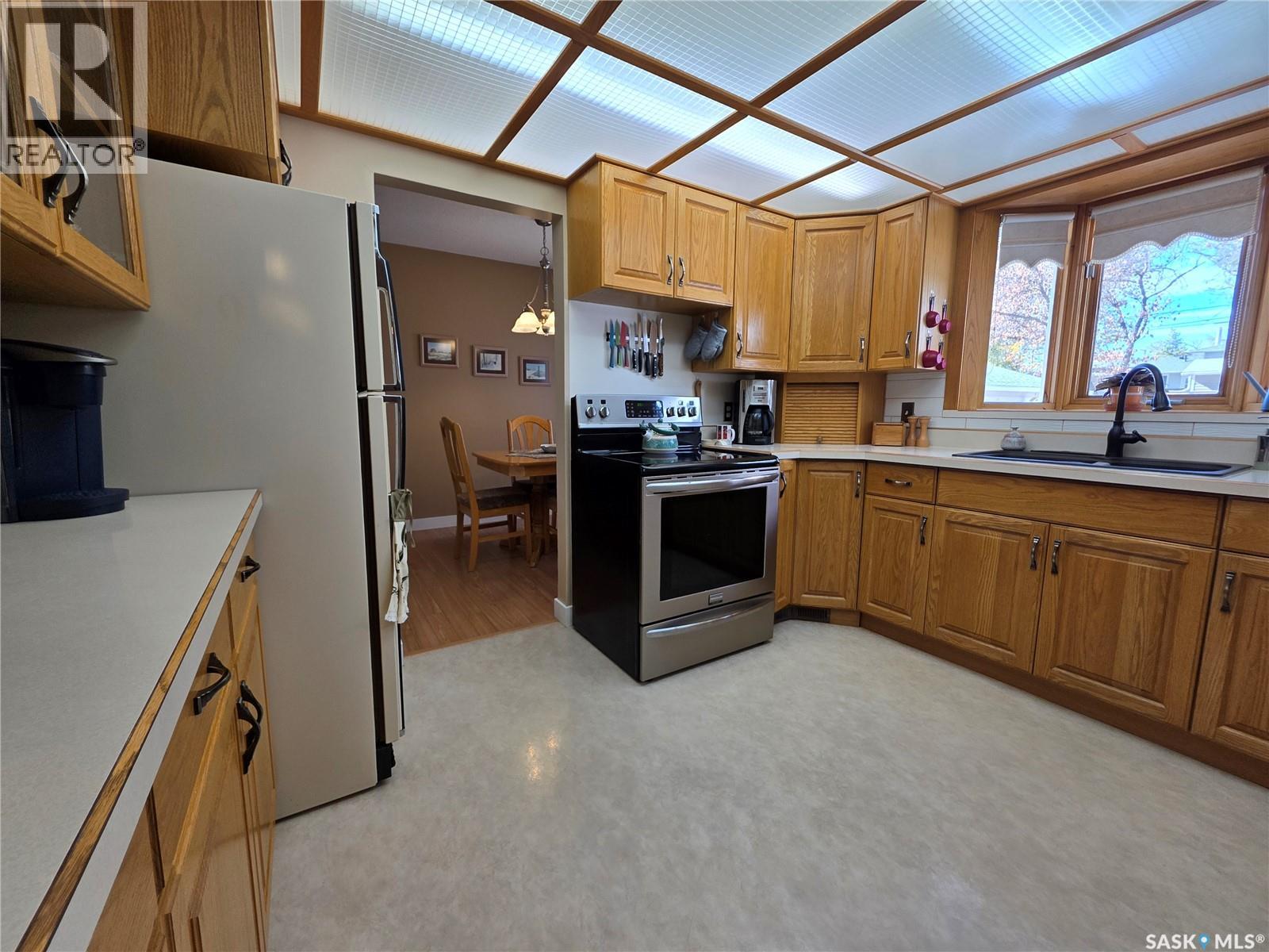810 11th Avenue Ne, Swift Current, Saskatchewan  S9H 2V4 - Photo 2 - SK019852