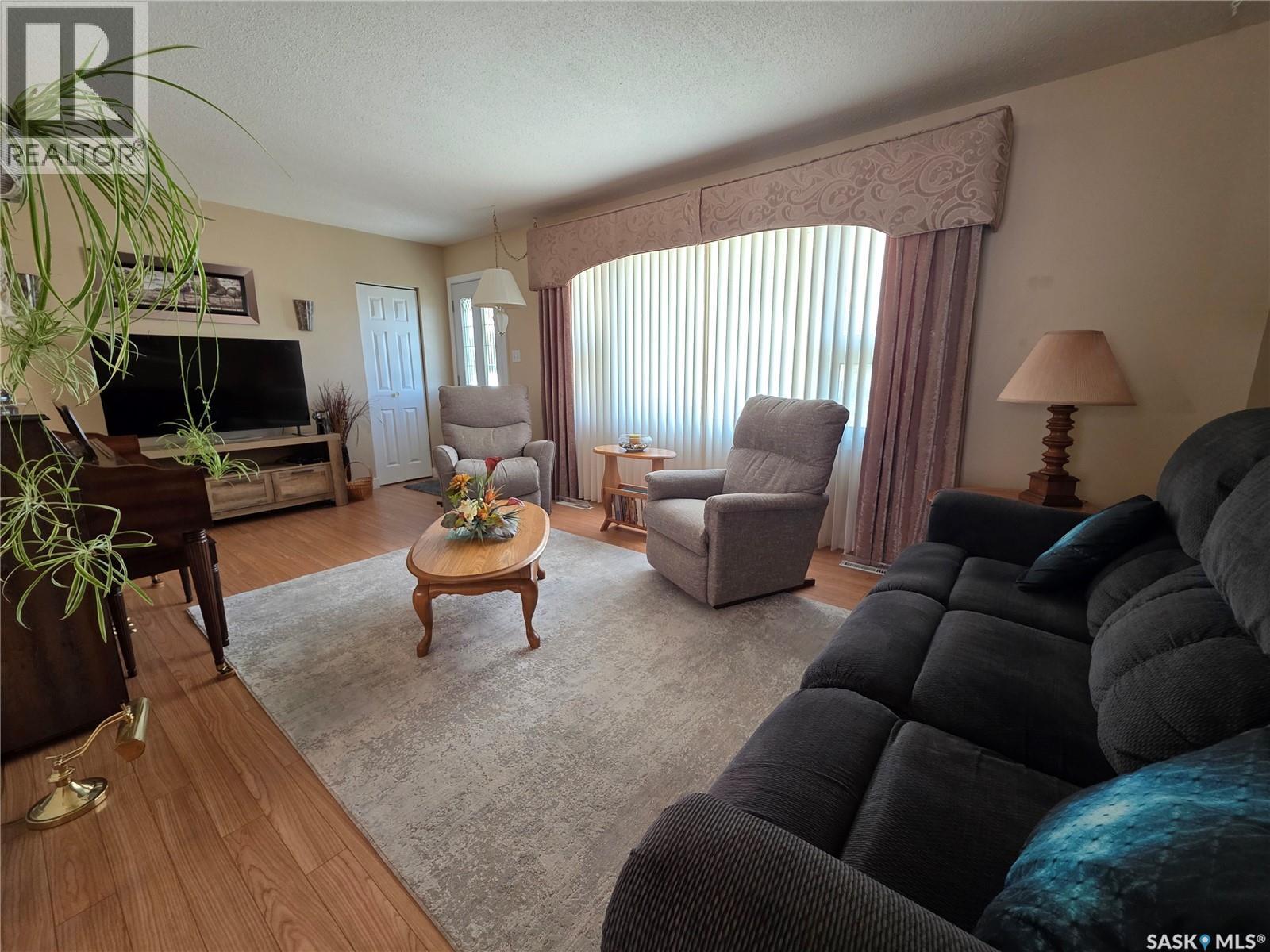 810 11th Avenue Ne, Swift Current, Saskatchewan  S9H 2V4 - Photo 6 - SK019852