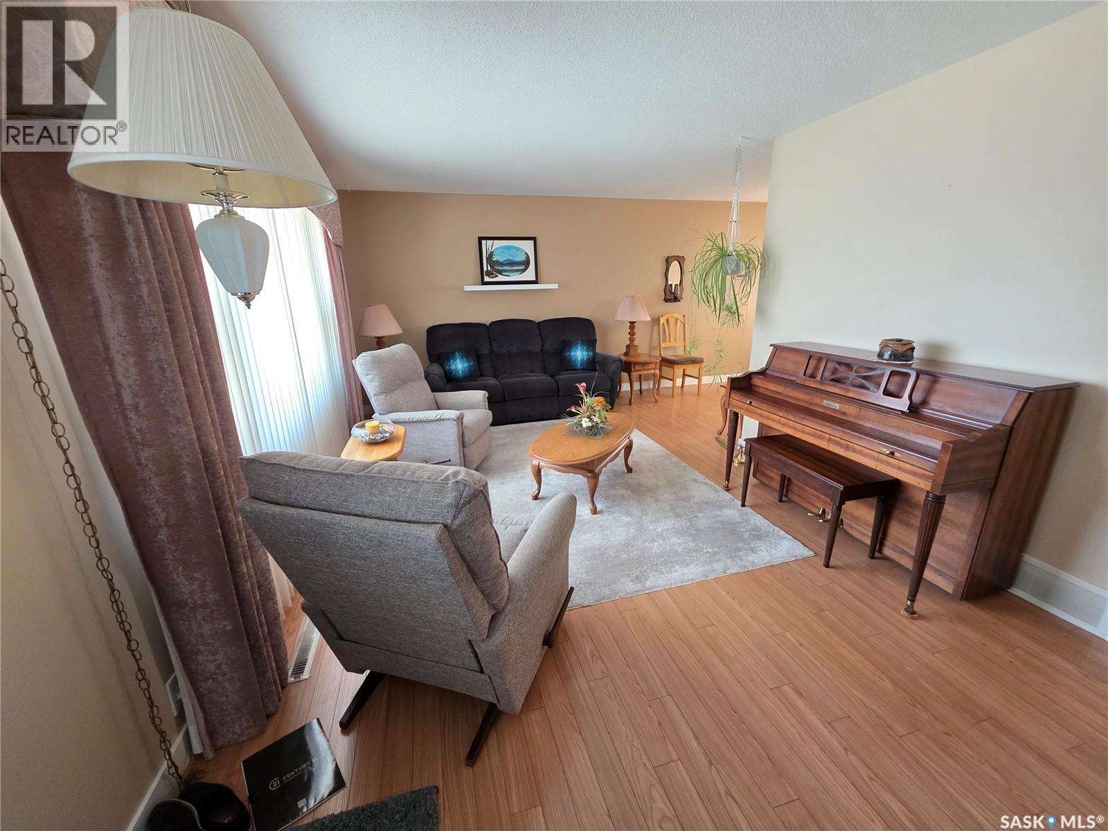 810 11th Avenue Ne, Swift Current, Saskatchewan  S9H 2V4 - Photo 7 - SK019852