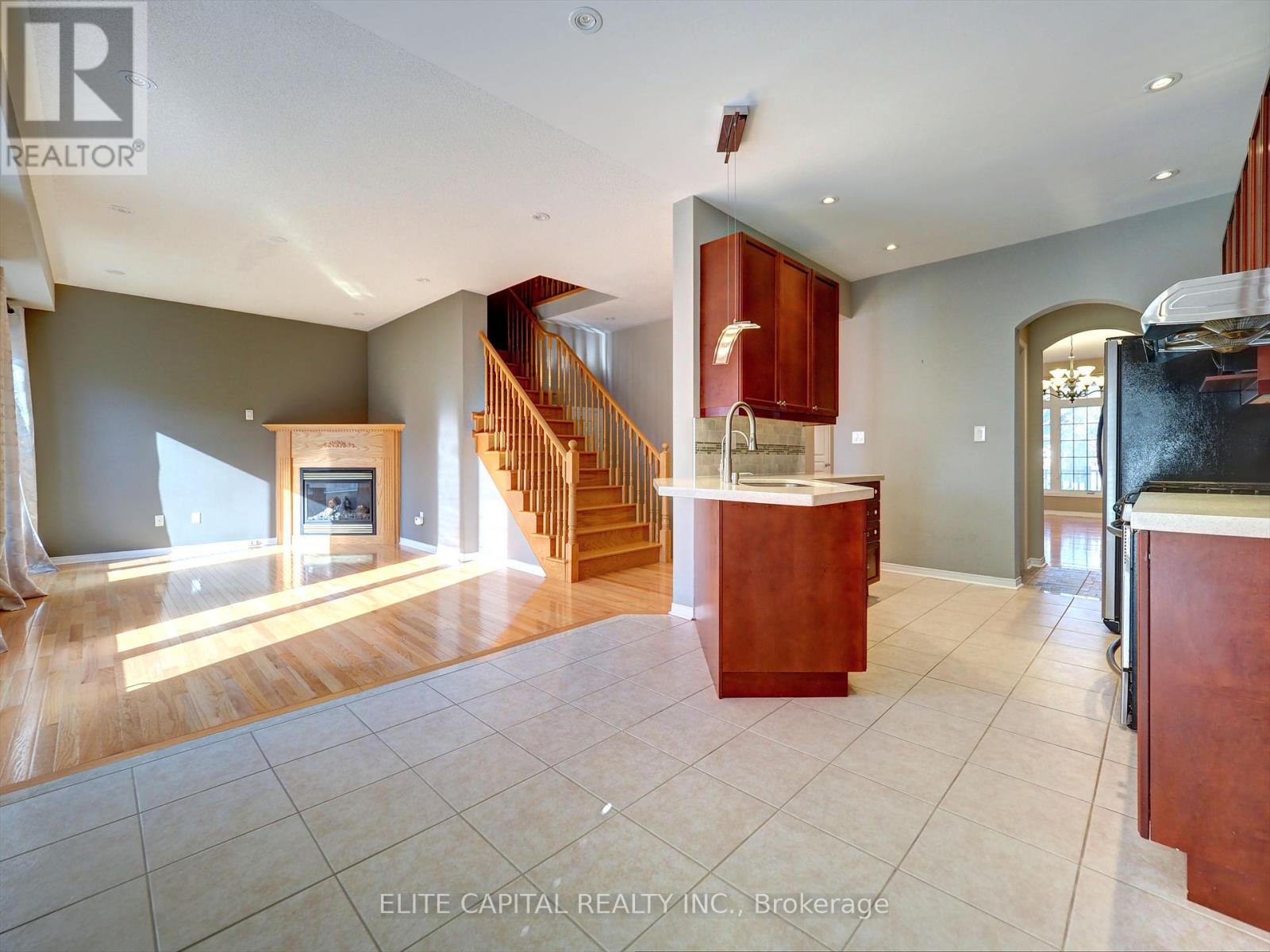 13 Wilcliff Court, Markham, Ontario  L6E 2E5 - Photo 4 - N12439002