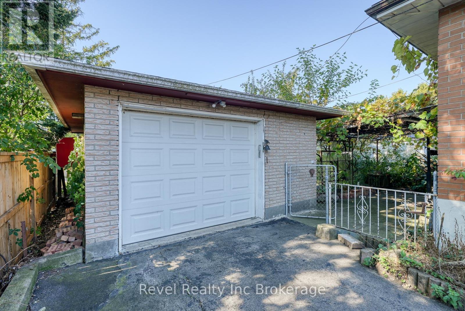 345 Vancouver Street, London East, Ontario  N5W 4S7 - Photo 5 - X12439013