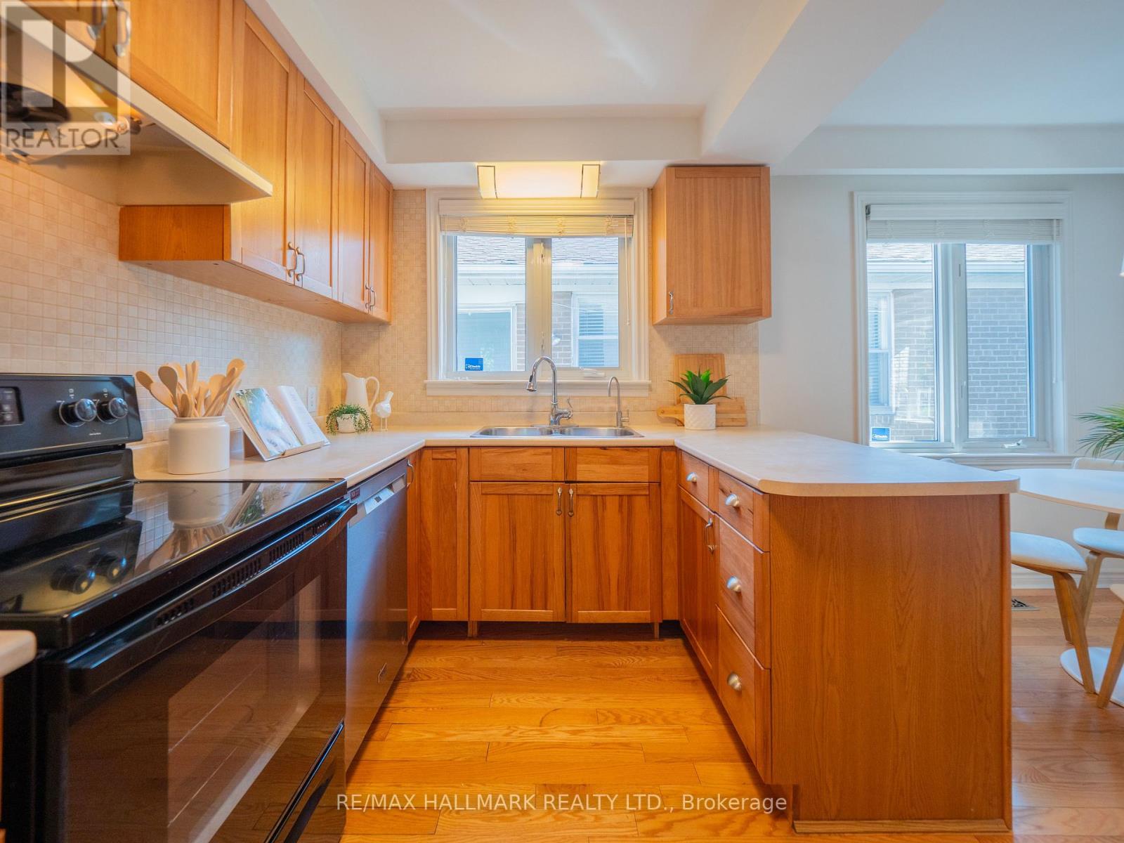 34 Guernsey Drive, Toronto, Ontario  M9C 3A6 - Photo 11 - W12438980