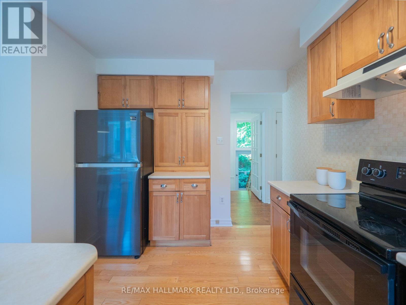 34 Guernsey Drive, Toronto, Ontario  M9C 3A6 - Photo 14 - W12438980