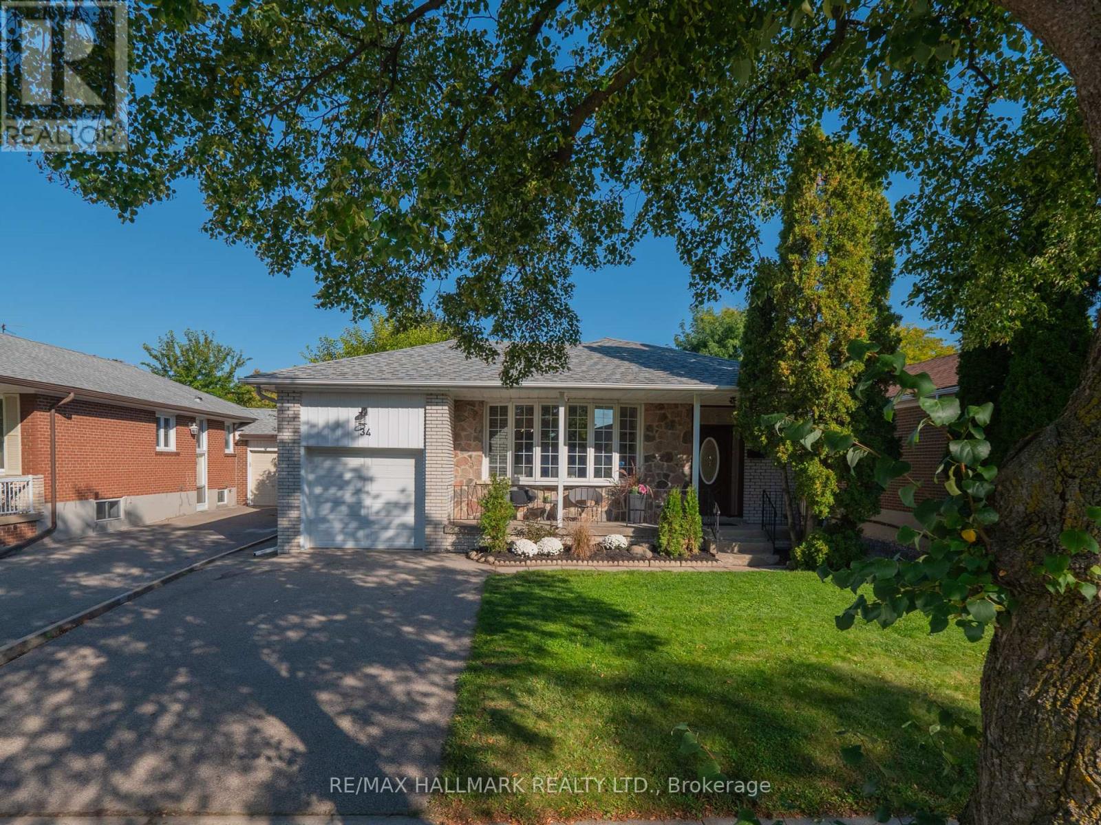 34 Guernsey Drive, Toronto, Ontario  M9C 3A6 - Photo 2 - W12438980