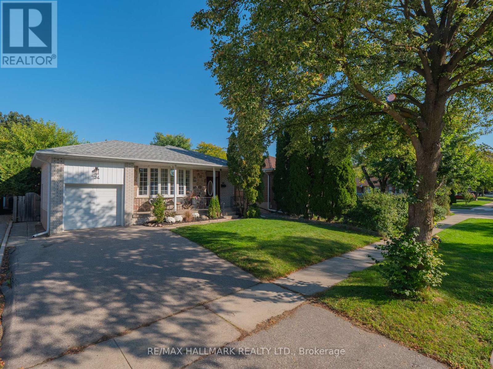 34 Guernsey Drive, Toronto, Ontario  M9C 3A6 - Photo 3 - W12438980