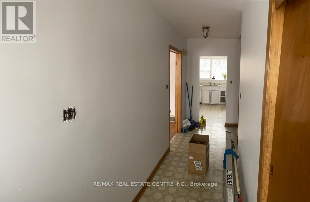 462 Scarsdale Crescent, Oakville, Ontario  L6W 3W7 - Photo 3 - W12438985