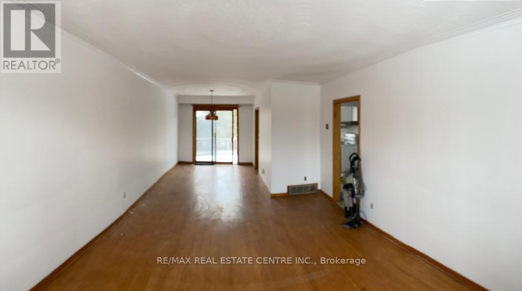 462 Scarsdale Crescent, Oakville, Ontario  L6W 3W7 - Photo 4 - W12438985