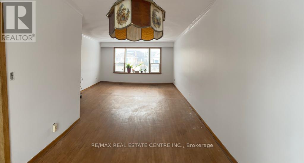 462 Scarsdale Crescent, Oakville, Ontario  L6W 3W7 - Photo 5 - W12438985