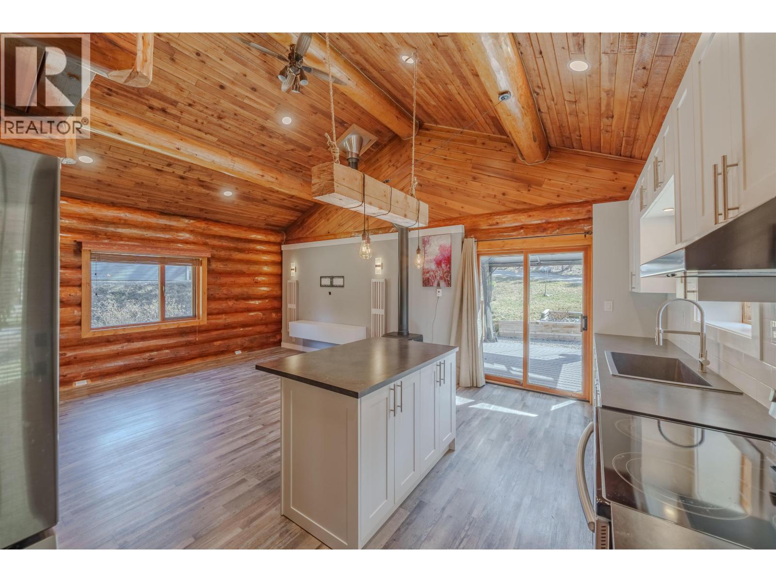 5231 Davis Road, 108 Mile Ranch, British Columbia V0K 2Z0 - Photo 7 - R3054455